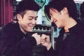 《新扎师兄》谢霆锋与陈冠希经典手势动作，真是亲密无间的兄弟！图片