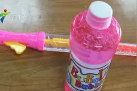 劣质泡泡水内含烧碱 会烧伤孩子皮肤眼睛视频封面