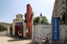 晕...武汉一学校挂三块校牌 三所中小学挤一栋楼图片