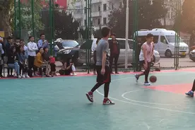 霍建华打篮球胡歌喂猫林更新吃辣条，揭秘明星的接地气生活图片