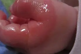 妈妈下班回家，不到一分钟眼睁睁看宝宝受了伤图片