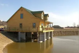 酷爱钓鱼，把家直接建在鱼塘上！图片