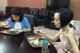鲁豫一顿只吃10粒米，录制节目胳膊青筋暴起面容憔悴图片