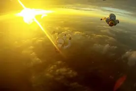 跳伞勇士4000米高空翱翔俯视地球图片