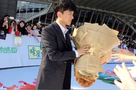 张杰出席大学生电影节 新曲《我想》惊艳首唱图片