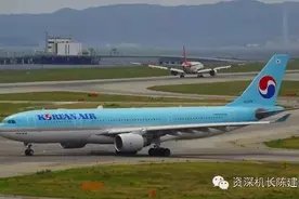 差点撞机：韩国飞机误入跑道，新航飞机紧急停止刹爆轮胎！图片