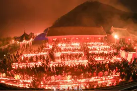 五台山殊像寺举行供灯法会恭迎文殊菩萨圣诞日图片