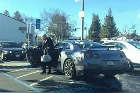 马路上一辆新款日产GTR呼啸而过，想不到从车上下来的人竟是她图片