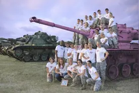 剪影宣传乳腺癌知识爬满粉红色坦克的美国女兵图片