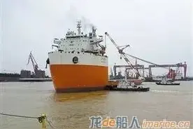国内最大半潜打捞船首航图片