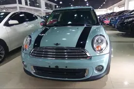 小王花15万买二手宝马mini送给女友，女友看到实车喜欢得不图片