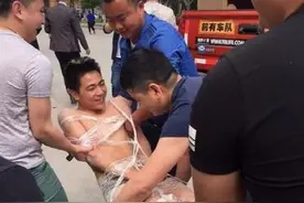 新郎被扒光泼狗血 网友:宁愿单身到底图片