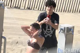 笑出内伤，往路人头上到洗发水恶搞，不料被人抓个正着！视频封面