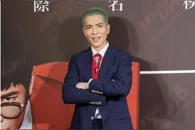 萧敬腾胆儿真大！ 头发红黄蓝绿紫灰黑染个遍图片