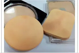 粉饼的海绵太脏了！该洗洗了图片