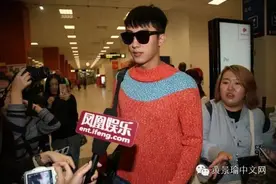 红色黄景瑜#戛纳处子秀，每次走红毯都紧张图片