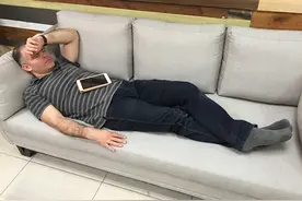 公司CEO在工作时睡觉被员工恶搞，老板偷懒竟有如此下场图片