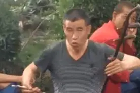 哈哈 这个拉二胡的神木老汉汉  表情真绝了 ~图片