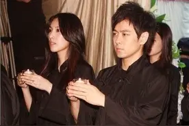 当他的父亲反对他们的婚事时，她怎么做才能留住他呢？图片