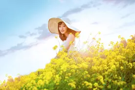 油菜花中的唯美清纯女孩图片