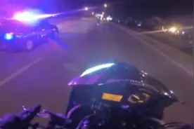 路遇警车，重机小伙抬头加速与警车狂飙！图片