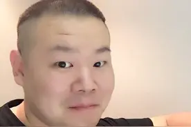 岳云鹏晒收工照美颜过度胳膊和脸两个颜色 网友：磨得眉毛都没了图片