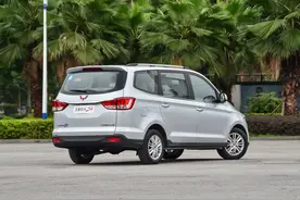 五菱宏光S1尊享版：秋名山之神配置吊炸天图片