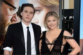 “海扁女”科洛·莫瑞兹电影首映 “贝家少爷”为女友站台秀恩爱图片