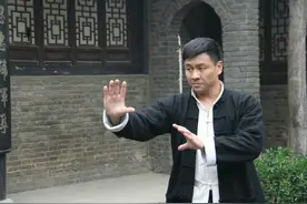 王洪祥低扫腿踢瘸美国排名第一拳王，年轻10岁能否灭美丽死神？图片