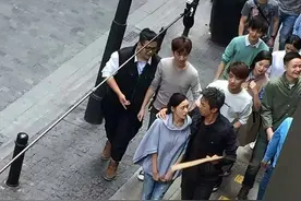 邓超张天爱现身重庆 两人紧搂高举：我是蠢货！图片