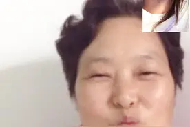 林允的妈妈长这样，母女俩齐秀表情包，网友：真是神同步呀图片