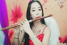美女用笛子吹出《友谊之光》，周润发的“监狱风云”主题曲，好听图片
