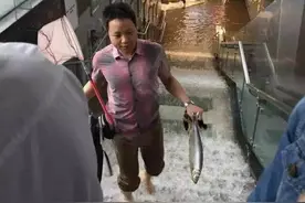 南方大暴雨，地铁里捞鱼，床头直接开钓图片