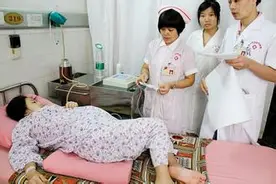 当你在产房里面生孩子，他们在外面干嘛？图片