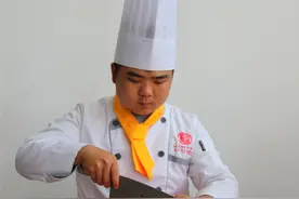 株洲职校学生秀刀上绝活 气球上切丝图片