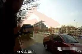 秦皇岛“路怒症患者”故意别公交车 终酿成大祸图片