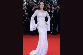 银行遇到女神经，妄想领走2.6万亿图片