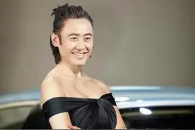 网络当红美男子穿女装什么样子？鹿晗毫无违和感，哈哈图片