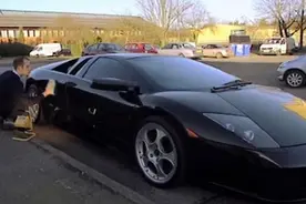 他洗车的价格是世界上最高的，但前来洗车的人每天还是排着长队图片