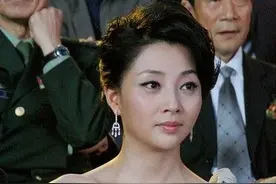 她曾是军校最美校花，因包养事件事业受阻，如今成前国足锋霸女友图片