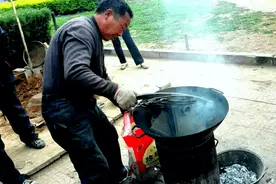 民间工匠——铝锅是这样铸成的图片
