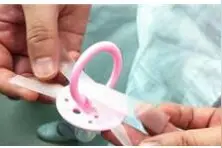 奶奶愤怒扇护士耳光，只因护士对她的孙子做了这种事图片