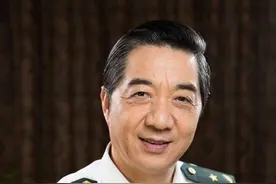 张召忠：今天1米8的局座要过18岁生日了！图片