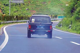 汽车冒烟？汽车排气管冒蓝烟是什么原因造成的图片