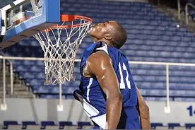 变态滞空，亲吻，轰炸篮框！极为实用的弹跳训练动作！练好就起飞图片