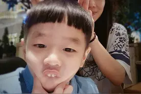 杨阳洋餐桌搞怪9连拍，这个带着中分的小西瓜头也是没谁了图片