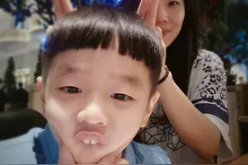 杨阳洋餐桌搞怪9连拍，这个带着中分的小西瓜头也是没谁了图片