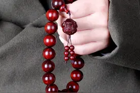 小叶紫檀佛珠佩戴是有讲究的！具体戴多少颗？都有寓意在里面的图片