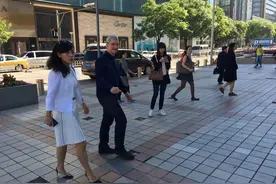 她37岁出任滴滴公司总裁，苹果库克来访她陪同，柳青大有来头图片