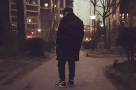 继母和我独处十年，无意间打开她的房门，把我惊呆图片
